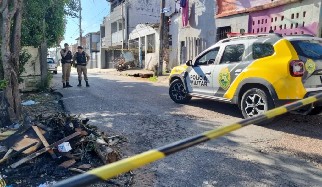 Suspeito ataca policiais com pé de cabra e morre após ser baleado