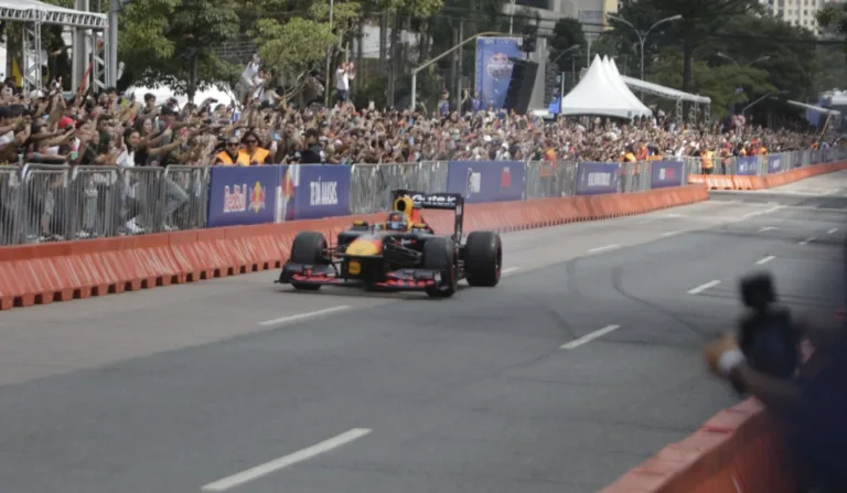 RBR campeã com Sebastian Vettel pilotada em Curitiba. (Foto: Divulgação/Prefeitura de Curitiba)