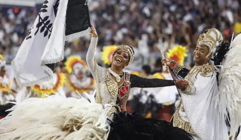 Escola Vai Vai se apresentando.