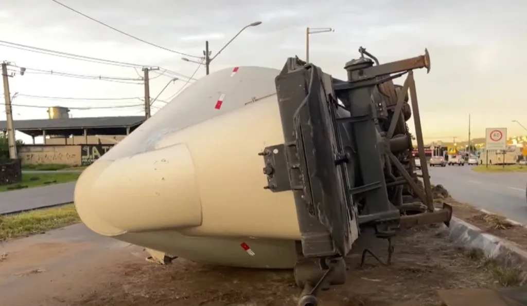 Caminhão tombado permanece na Estrada da Ribeira