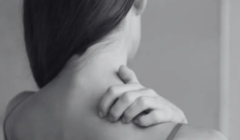 mulher com pescoço mordido