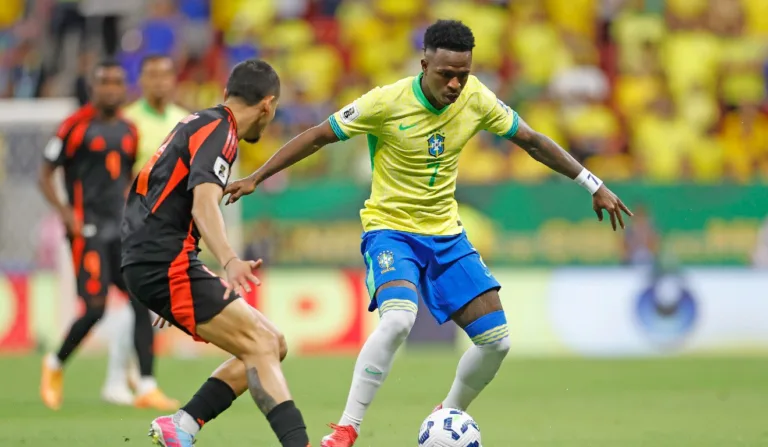 Vinícius Júnior em Brasil x Colômbia