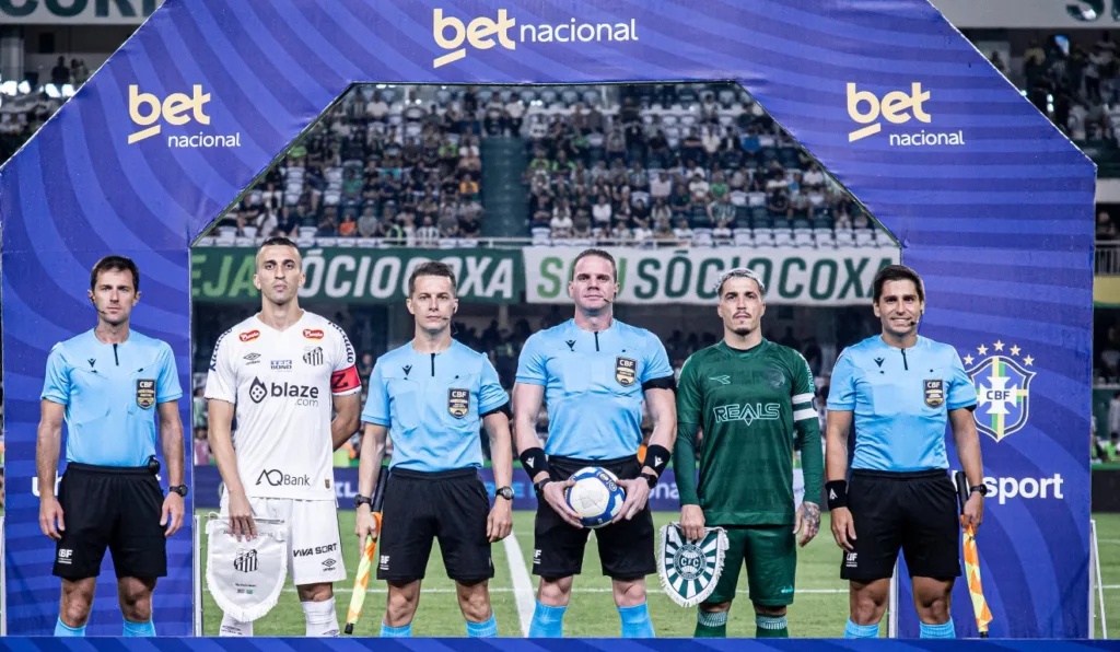 Jogadores de Coritiba e Santos em jogo pela Série B