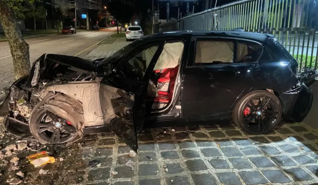 BMW bate em poste na rua Itupava