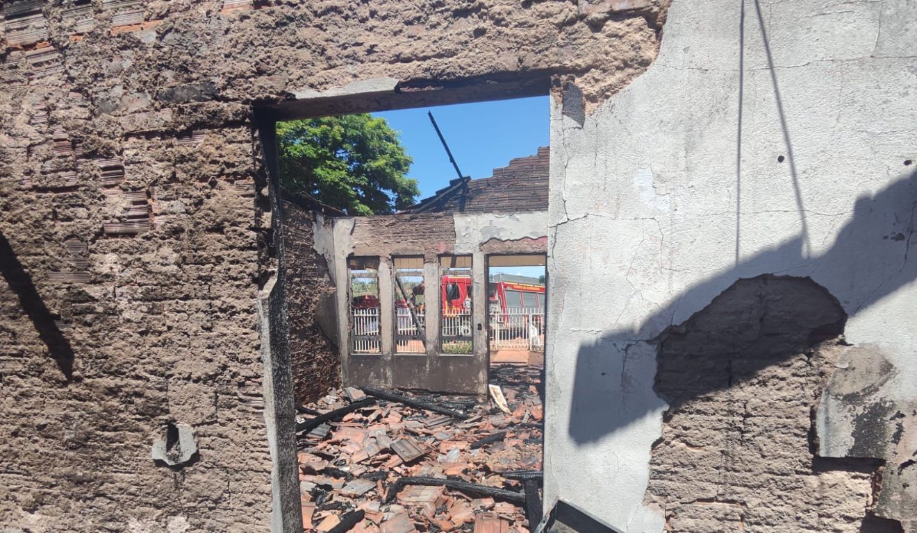 Crianças morrem carbonizadas após casa pegar fogo no PR