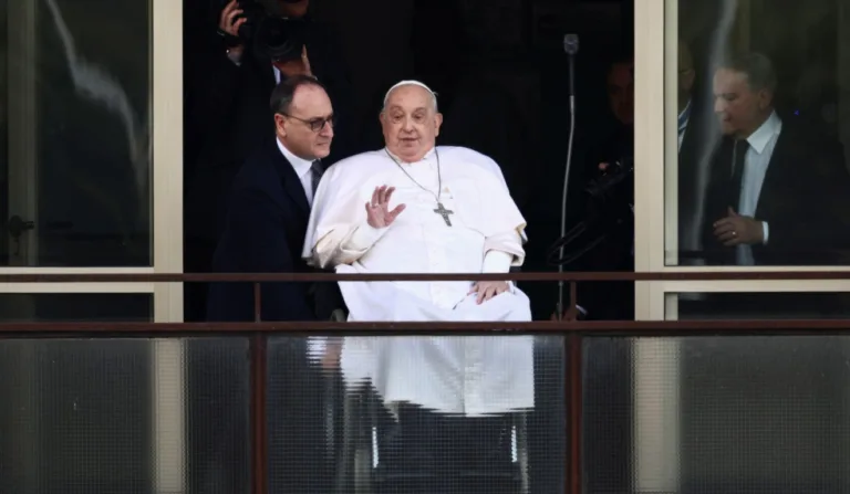 Papa Francisco saúda fiéis ao deixar hospital