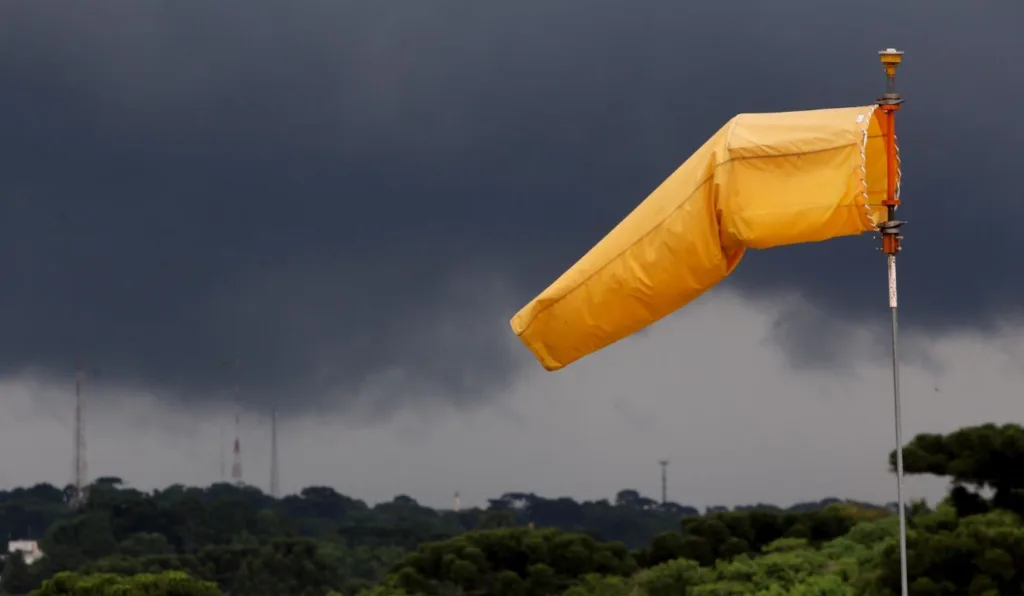 Paraná segue com alerta amarelo para ventos de 60 km/h e chuva; veja regiões