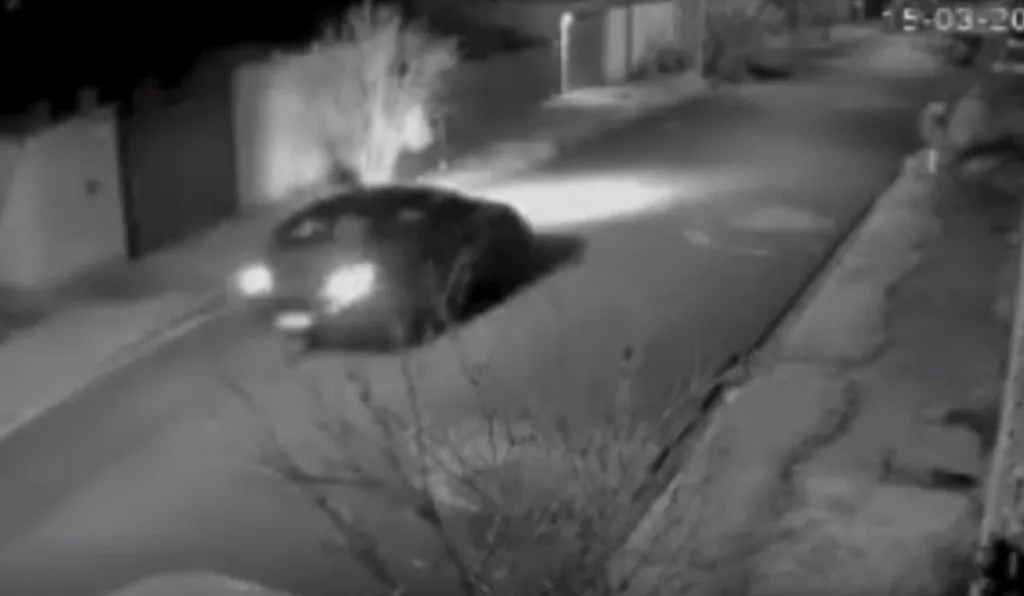 Vídeo mostra jovem sendo atropelada e arrastada com bebê no colo; assista