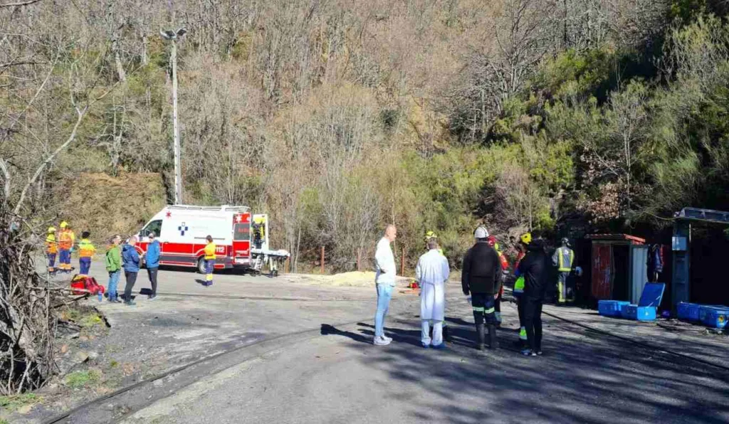 Equipe de emergência reunida em frente à mina de carvão.