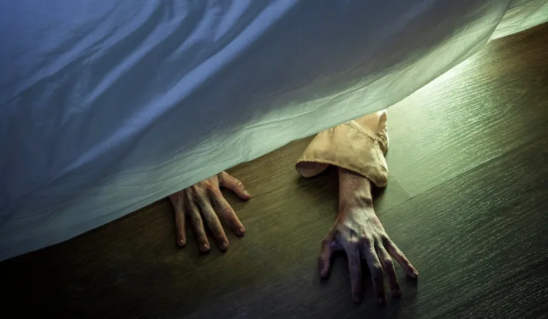 Criança reclamou que tinha um monstro debaixo da cama e a bába acabou achando um homem