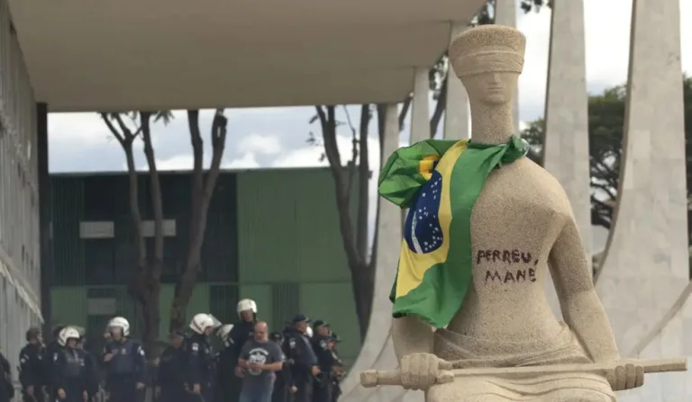 Moraes concede prisão domiciliar a mulher que pichou estátua no STF