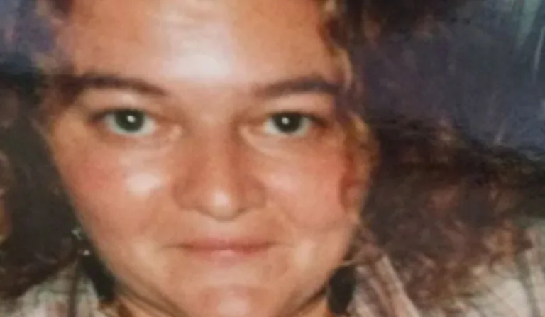 Mulher em foto sorrindo