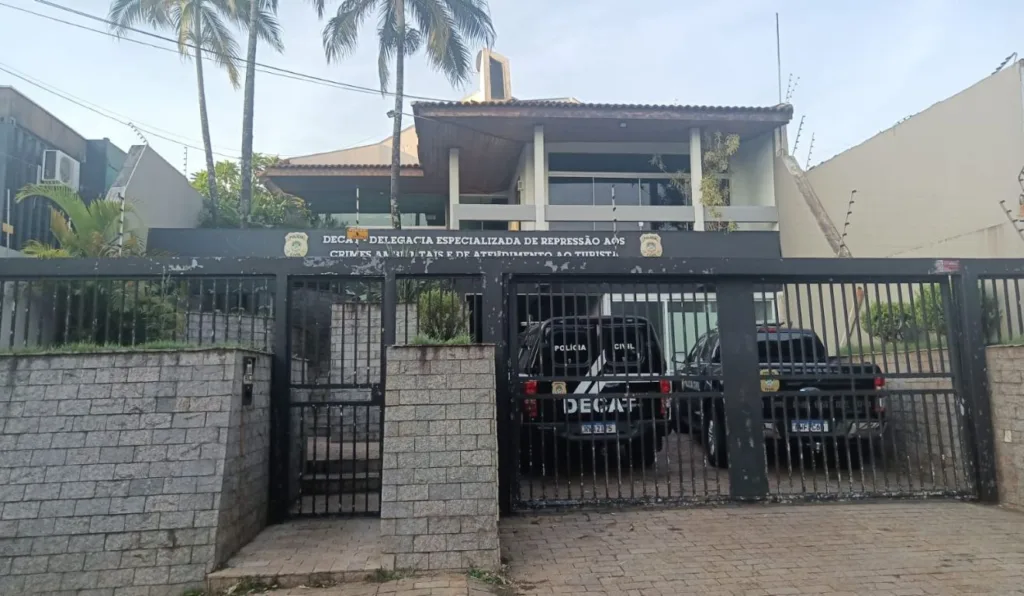 Homem é preso após deixar cachorro morrer sem água e debaixo do sol