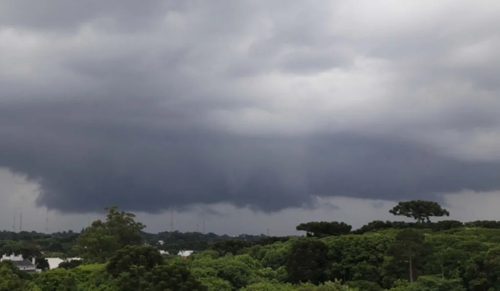 Paraná é atingido por ventos de 60 km/h e chuva forte; veja onde e quando