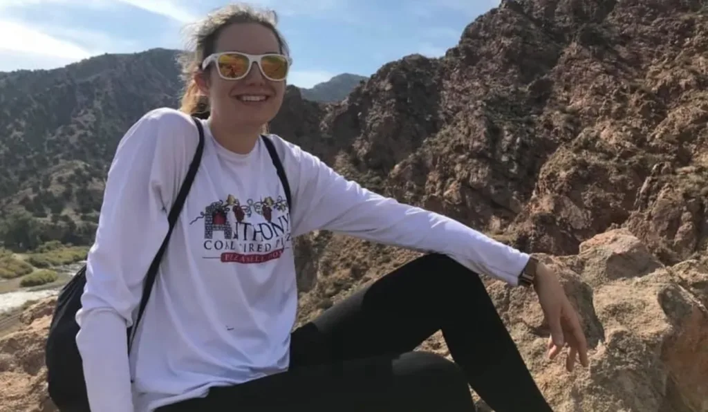 Katie Donnell, jovem norte-americana morta aos 28 anos devido a um ataque cardíaco, que sua mãe acredita ter sido desencadeado por bebidas energéticas