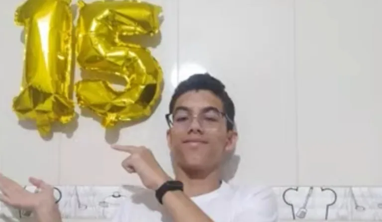 Adolescente comemorando aniversário