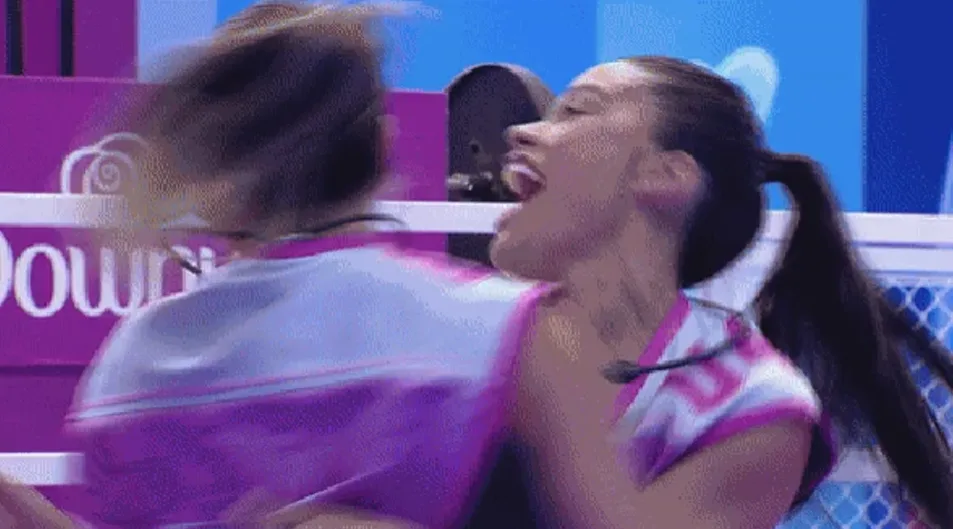 Renata e Vitória comemoram na Prova do Líder (Imagem: Reprodução)