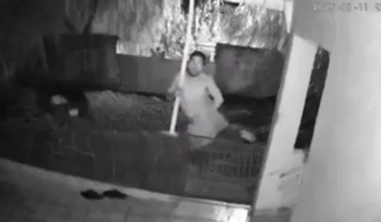 Foto do homem invadindo uma casa