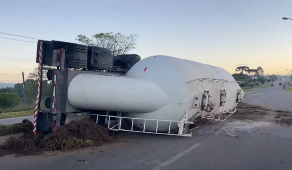 Caminhão tombado deixa trânsito complicado na Estrada da Ribeira, em Colombo