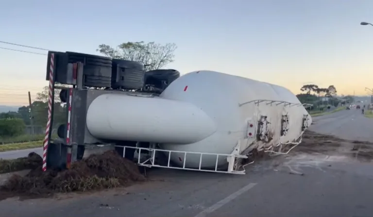 Caminhão tombado deixa trânsito complicado na Estrada da Ribeira, em Colombo