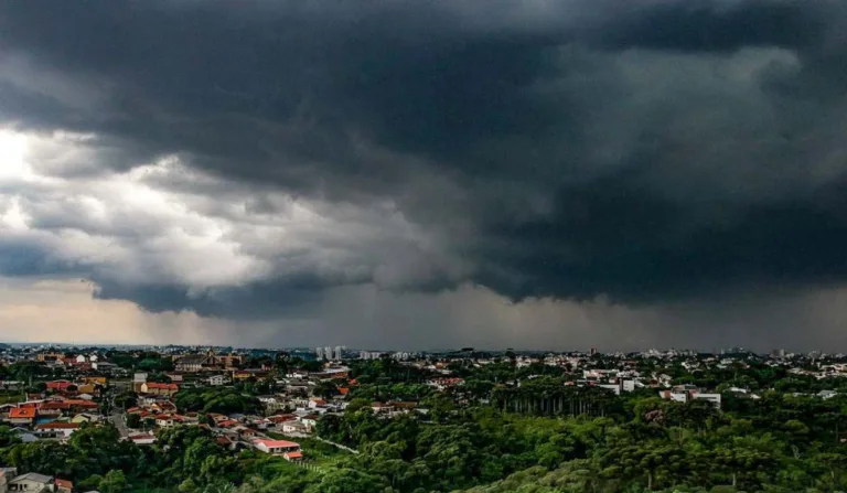 Vista de temporal em Curitiba.