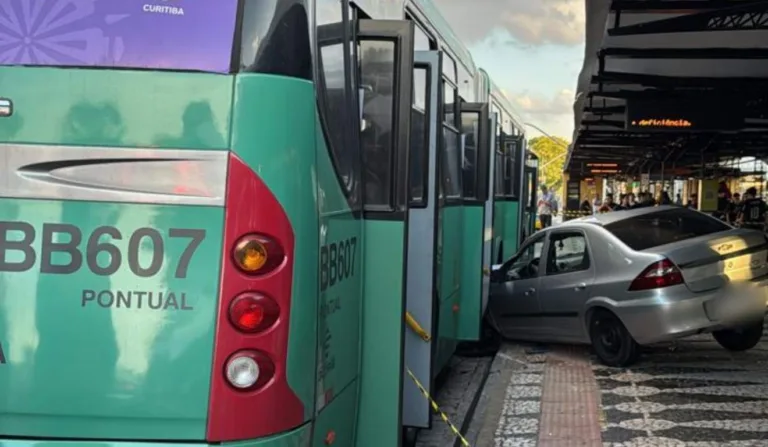 carro batido em Ônibus em terminal