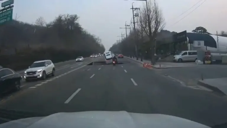 Vídeo de motociclista caindo em cratera