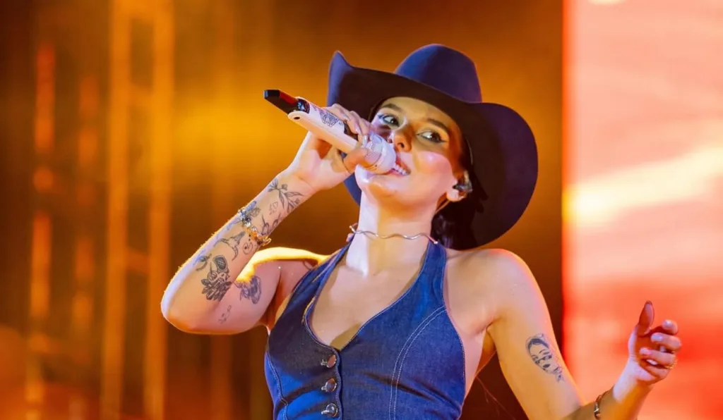 Ana Castela fez show gratuito em São José dos Pinhais 