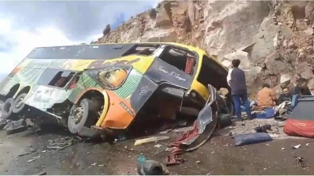 Imagem de ônibus que bateu em rocha e deixou passageiros mortos