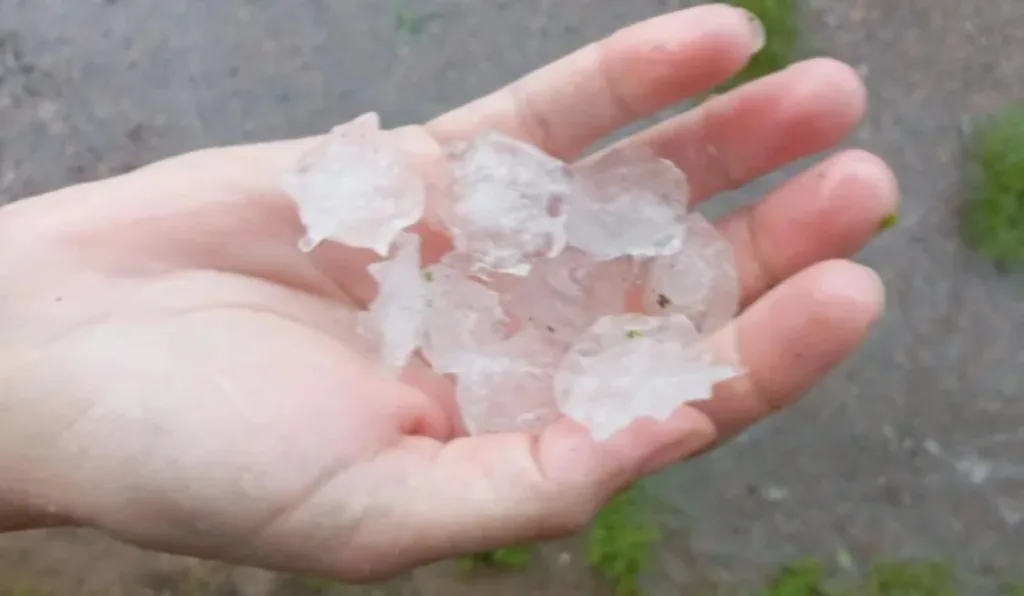 O Inmet emitiu um alerta amarelo para risco de queda de granizo no Paraná 