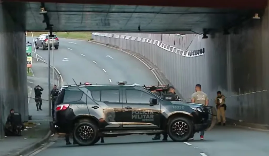 polícia militar em confronto