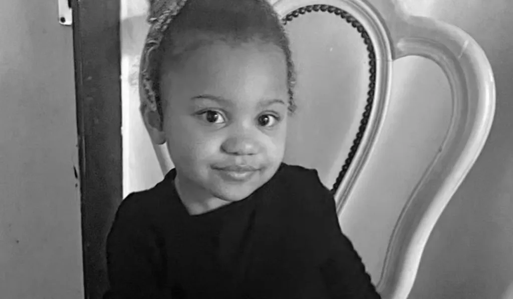 Criança sorrindo em cadeira