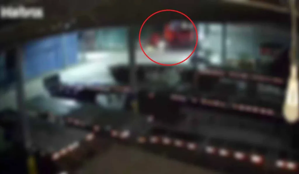 Viatura da PM passando próximo do posto onde o estupro aconteceu.