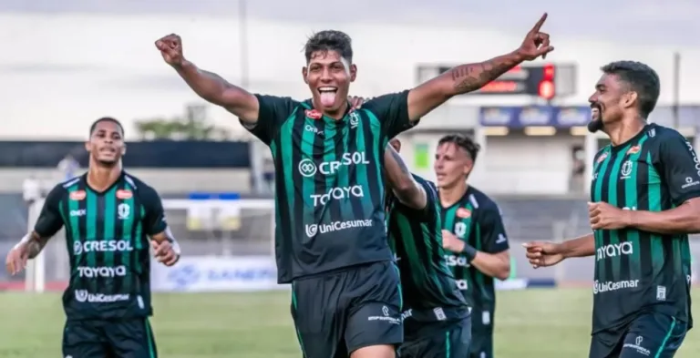 Zé Vitor, meia do Maringá.