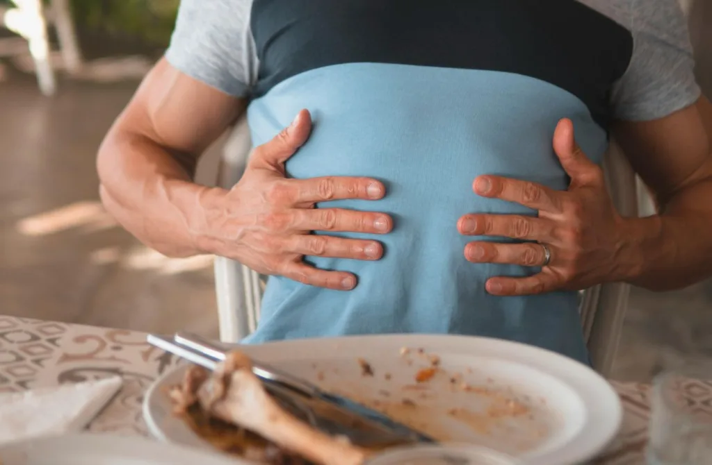 Azia muitas vezes é causada pela má digestão, mas há formas simples de resolver, mas problemas recorrentes pedem cuidados médicos