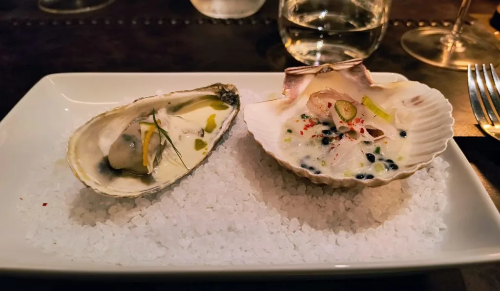 Ostras e tartar de vieiras combinam aroma com capim-limão e lardo