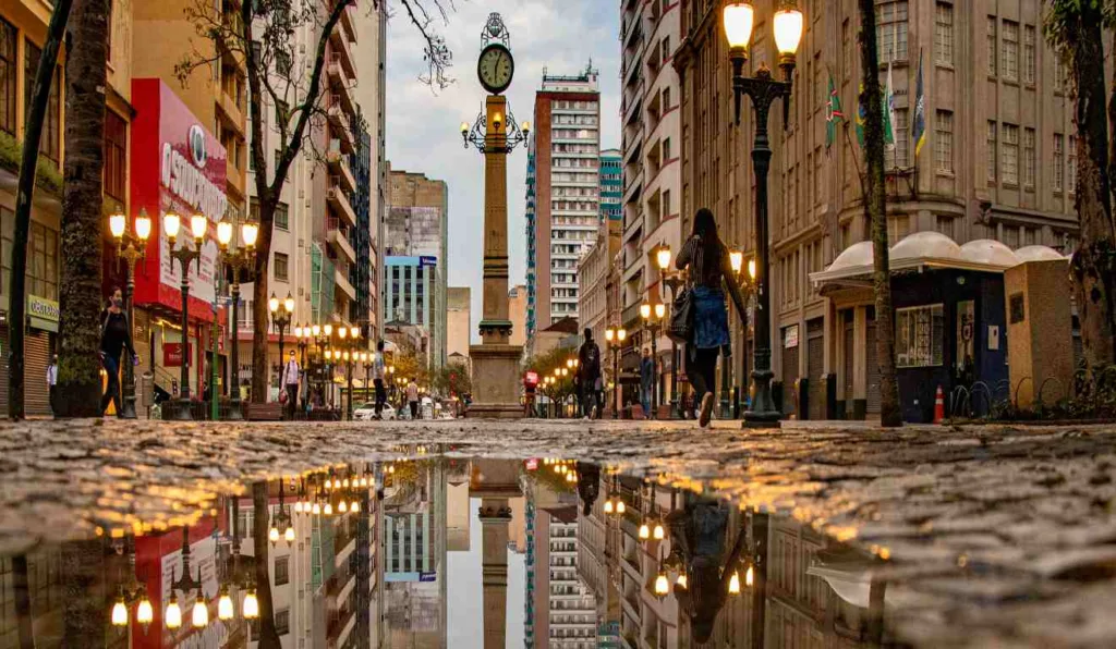 Calçadão da XV de Novembro, com aspecto chuvoso.
