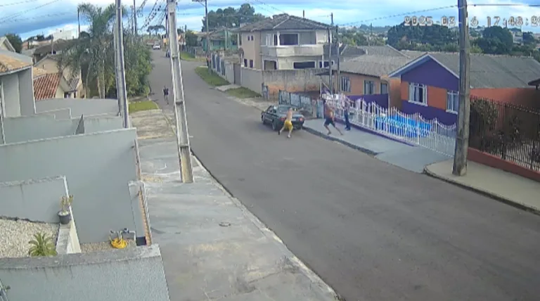 Câmera flagrou um homem de 51 anos sendo morto a tiros ao tentar impedir uma agressão em Palmeira (PR). Suspeito foi identificado e segue foragido.