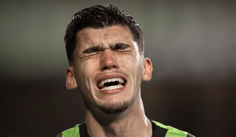 Pedro Morisco saiu de campo chorando após lesão