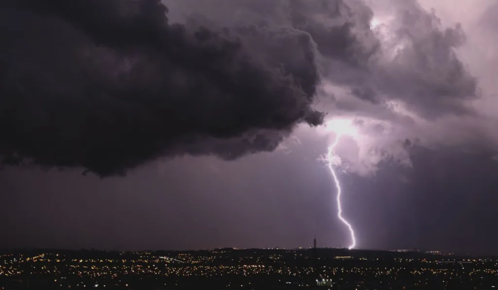 Paraná tem dois alertas amarelos para tempestades com ventos de 60 km/h; veja onde