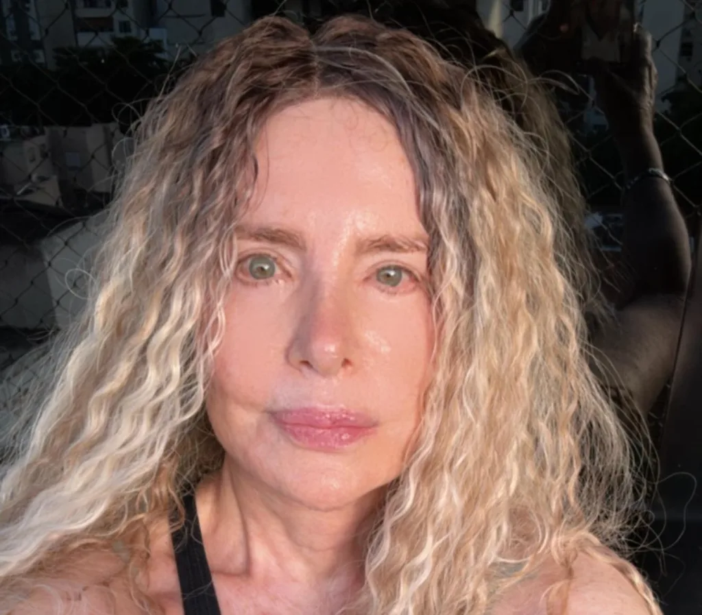 atriz Isis de Oliveira