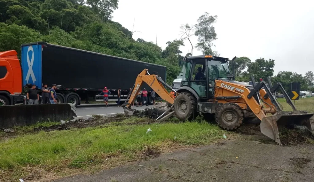 acidente entre carro e caminhão carregado com ácido interdita BR-116