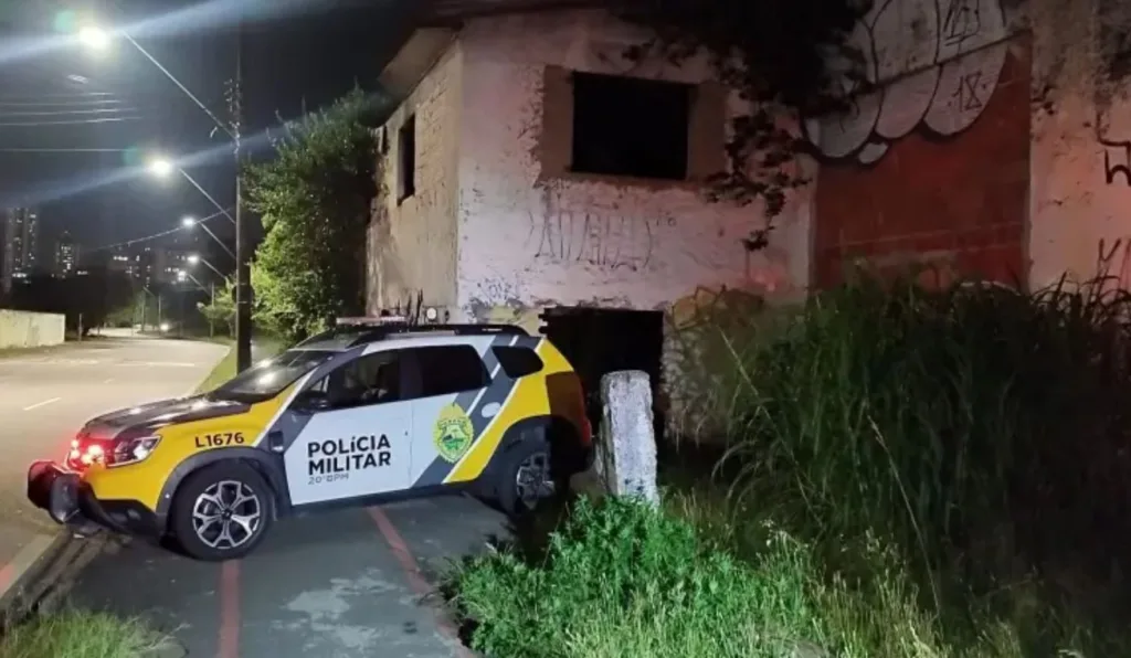 Suspeito tenta assaltar pedestre, ameaça policiais e morre baleado em Curitiba