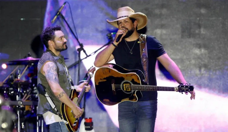 Dupla Fernando e Sorocaba em apresentação no Paraná