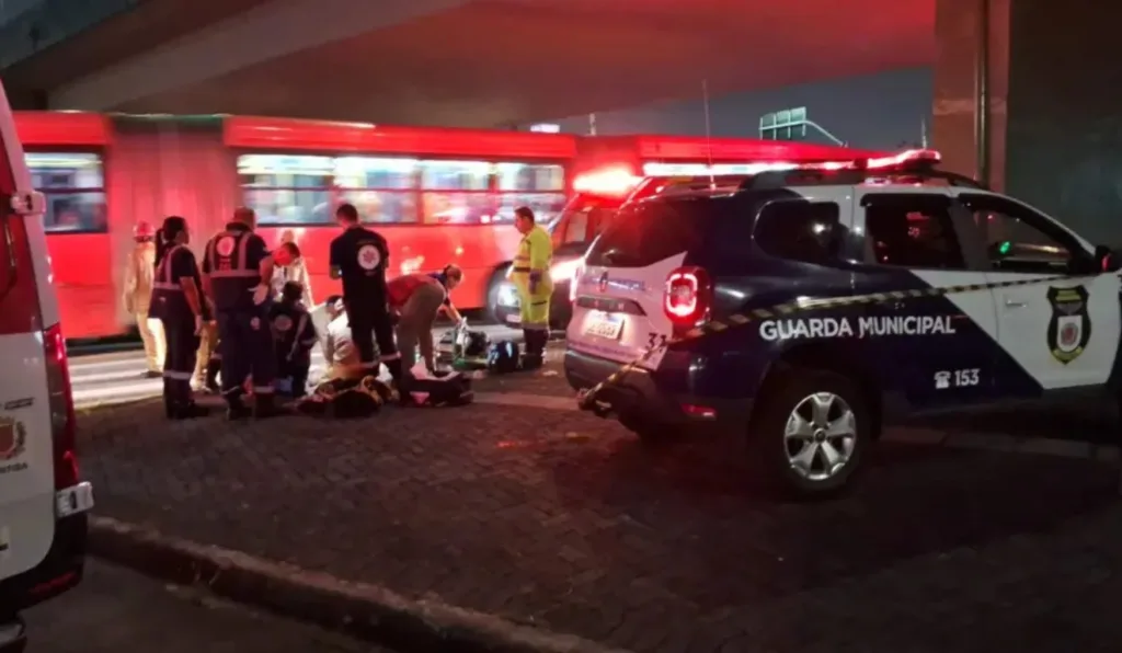 Mulher morre atropelada por ônibus