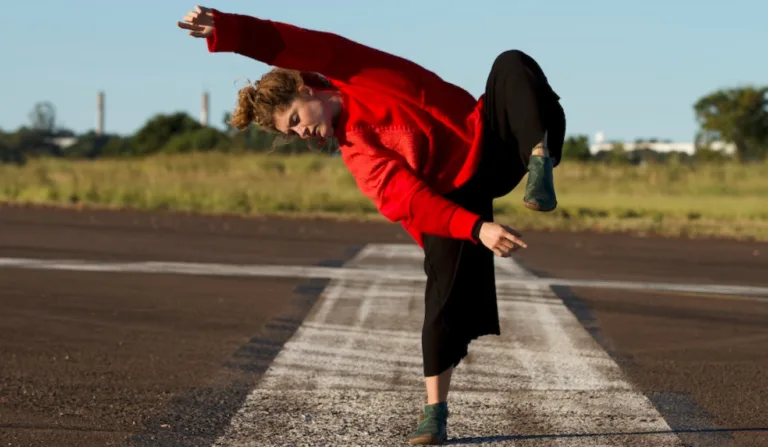 dançarina Ana Clara em foto de divulgação da peça Amana