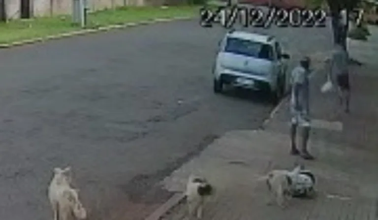 Homem atacando pedestre com faca na mão