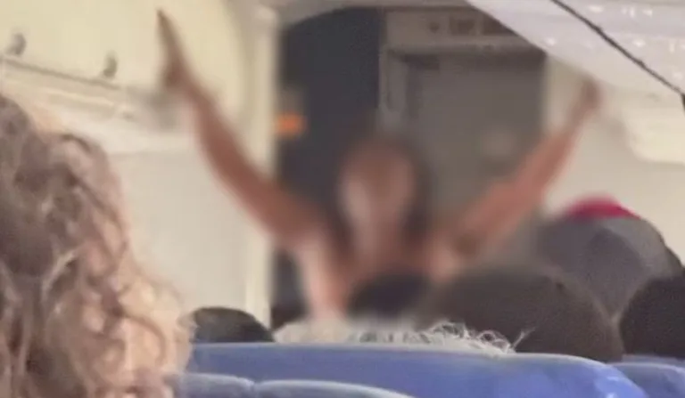 Mulher nua em avião