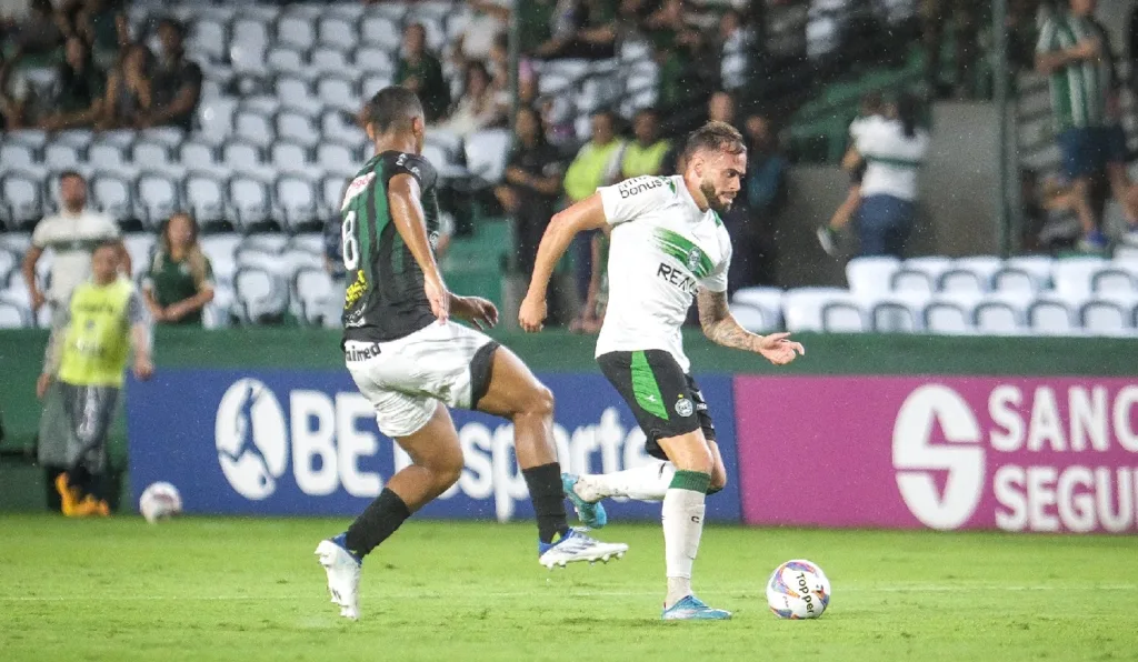 Lance de Coritiba x Maringá, pelo Campeonato Paranaense