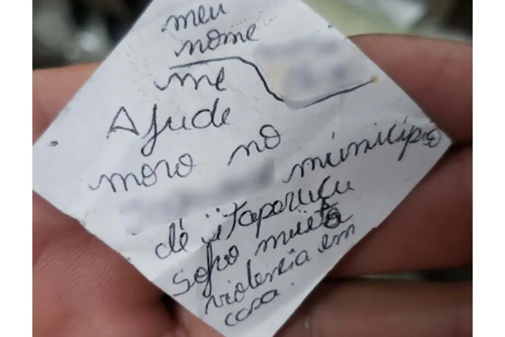 Jovem também deixou um bilhete em um posto para pedir socorro 